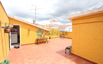 Vivienda + Garaje y Local Comercial en Calle Vergel (Oliva de la Frontera).